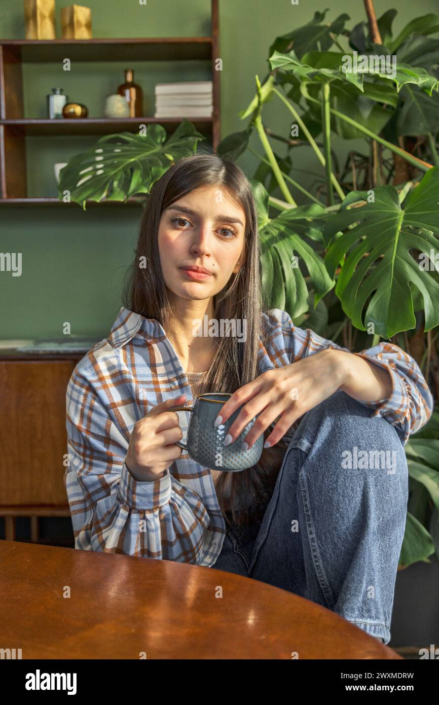 portrait d'une jeune femme du moyen-orient assise à table Banque D'Images