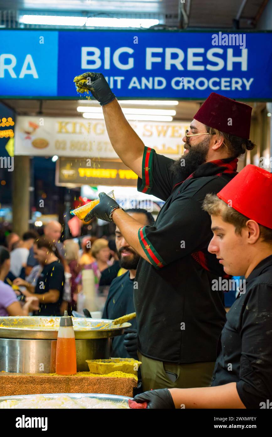 Un homme prépare un service de Kenefe Abou (knafeh ou kunafa) au fromage filant à Lakemba, Sydney, Australie pendant le Ramadan et le Ramadan Nights Festival 2024 Banque D'Images