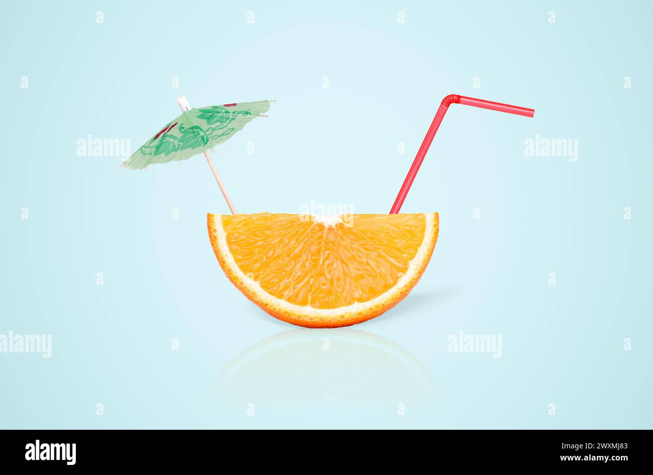Jus de tranche d'orange douce d'été, concept minimal de nourriture. Fond dégradé bleu clair Banque D'Images Jus de tranche d'orange douce d'été, concept minimal de nourriture. Fond dégradé bleu clair Banque D'Images