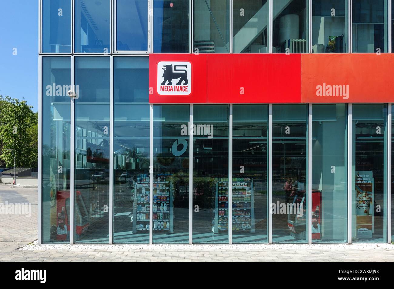 Vue extérieure d'un supermarché Mega image moderne avec des fenêtres en verre et une signalisation rouge à Bucarest, Roumanie Banque D'Images