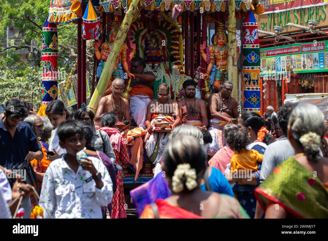 Chennai, Tamil Nadu, Inde - 21 mars 2024 : Festival automobile annuel et procession autour du temple Kapaleeshwarar, Mylapore, Chennai, Inde pendant Myla Banque D'Images