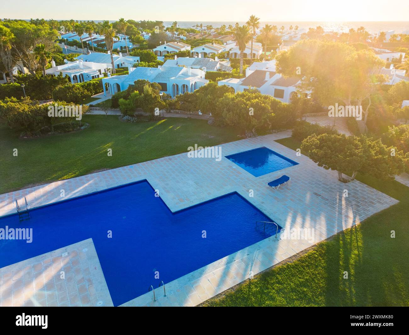 Vue aérienne drone du port, du logement et de la plage de Cala en Bosc sur l'île espagnole de Minorque. Banque D'Images