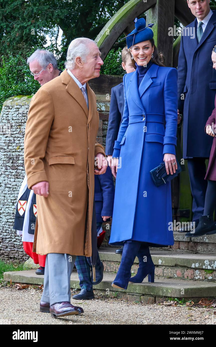 Photo datée du 25 décembre 2023 montre le roi Charles et la princesse de Galles au service religieux du jour de Noël à Sandringham, la dernière fois qu'ils ont Banque D'Images