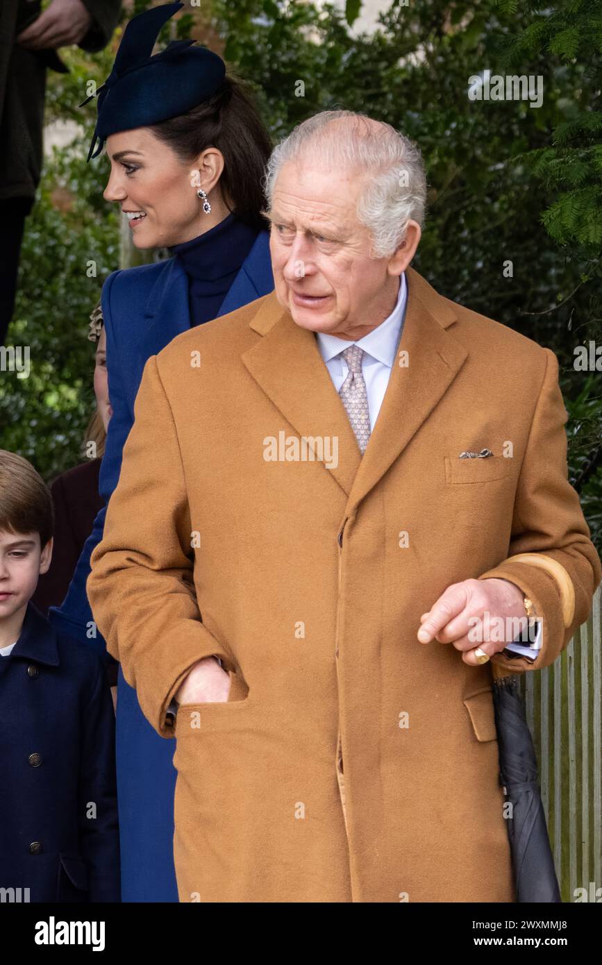Photo datée du 25 décembre 2023 montre le roi Charles et la princesse de Galles au service religieux du jour de Noël à Sandringham, la dernière fois qu'ils ont Banque D'Images
