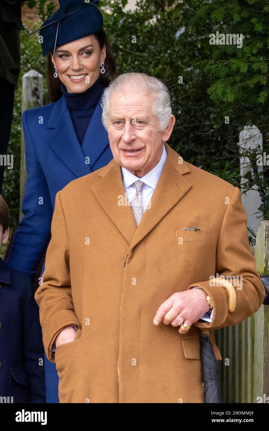 Photo datée du 25 décembre 2023 montre le roi Charles et la princesse de Galles au service religieux du jour de Noël à Sandringham, la dernière fois qu'ils ont Banque D'Images