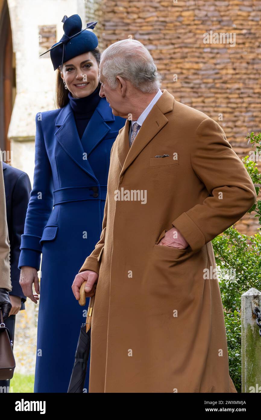 Photo datée du 25 décembre 2023 montre le roi Charles et la princesse de Galles au service religieux du jour de Noël à Sandringham, la dernière fois qu'ils ont Banque D'Images