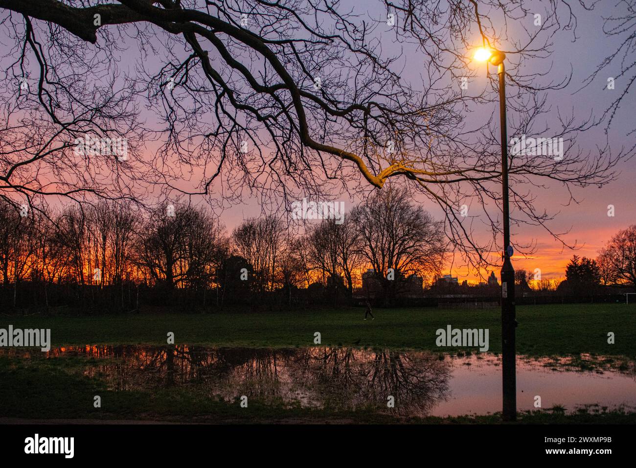 Un parc londonien inondé suite à de fortes pluies au printemps Banque D'Images