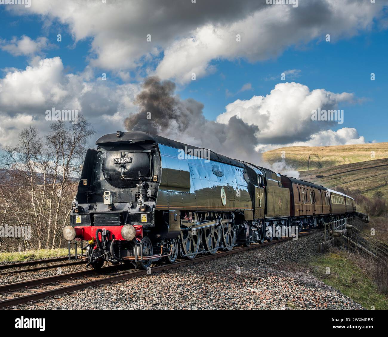 L'image est du train à vapeur Tangmere Class 4-6-2 #34067 de la bataille d'Angleterre après avoir traversé le viaduc dent Head dans les Yorkshire Dales Banque D'Images