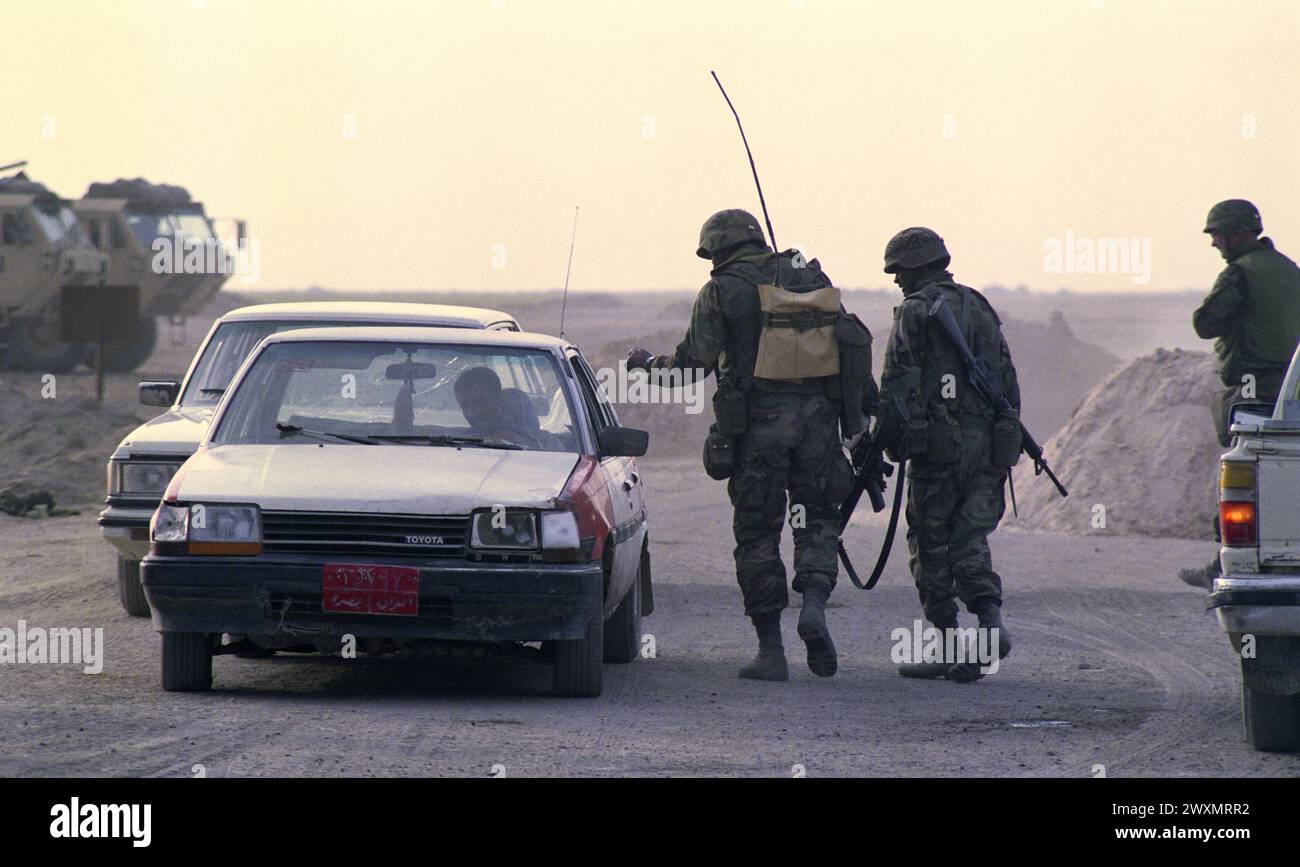 26 mars 1991 soldats de l'armée américaine au dernier poste de contrôle américain, à 8km au sud de Nasiriyah dans le sud de l'Irak. Banque D'Images