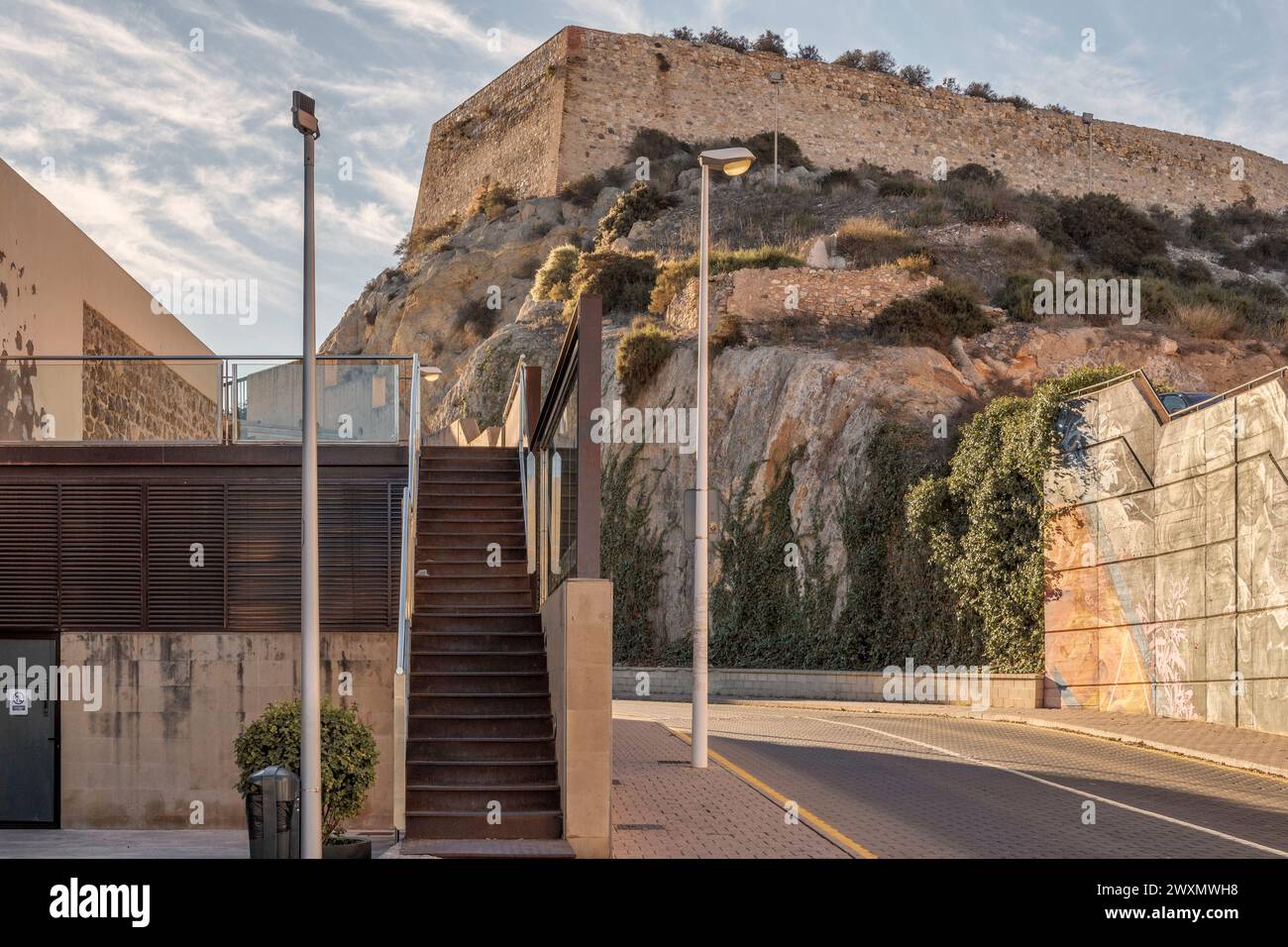 Bureaux d'information touristique portes de San José et Cerro Despeñaperros en arrière-plan dans la ville de Carthagène, région de Murcie, Espagne, Europe. Banque D'Images
