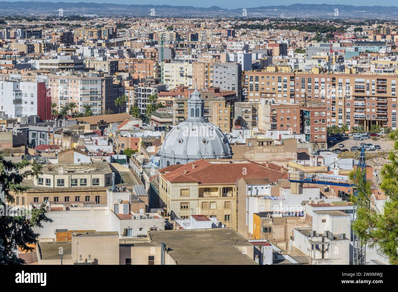 Vue panoramique aérienne des toits et du dôme de l'église de la Caridad, saint patron de la ville de Carthagène, région de Murcie, Espagne, Europe. Banque D'Images