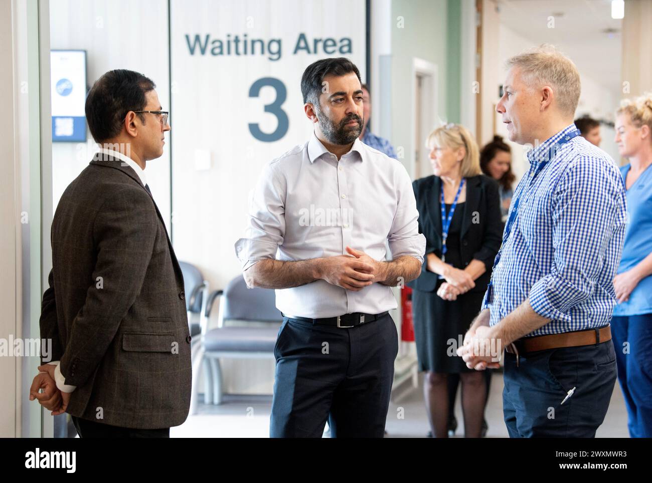 Le premier ministre écossais Humza Yousaf (au centre) aux côtés du chirurgien orthopédique consultant Andy Ballantyne (à droite) alors qu’ils s’adressent à un membre du personnel lors d’une visite au Centre national de traitement de l’hôpital Victoria de Kirkcaldy, Fife, pour l’annonce d’un investissement visant à réduire les temps d’attente. Date de la photo : lundi 1er avril 2024. Banque D'Images