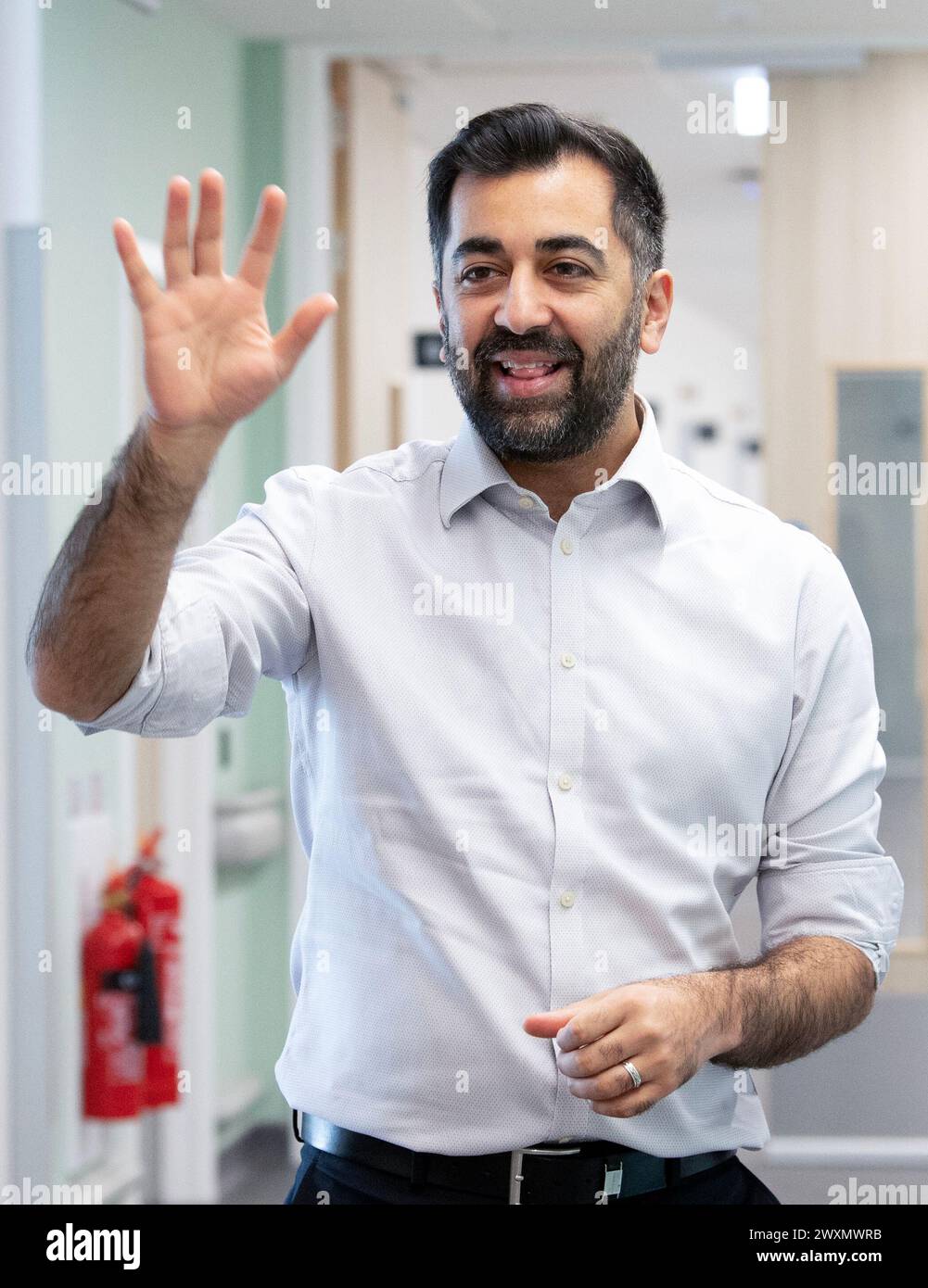 Le premier ministre d’Écosse Humza Yousaf lors d’une visite au Centre national de traitement de l’hôpital Victoria de Kirkcaldy, Fife, pour l’annonce d’un investissement visant à réduire les temps d’attente. Date de la photo : lundi 1er avril 2024. Banque D'Images