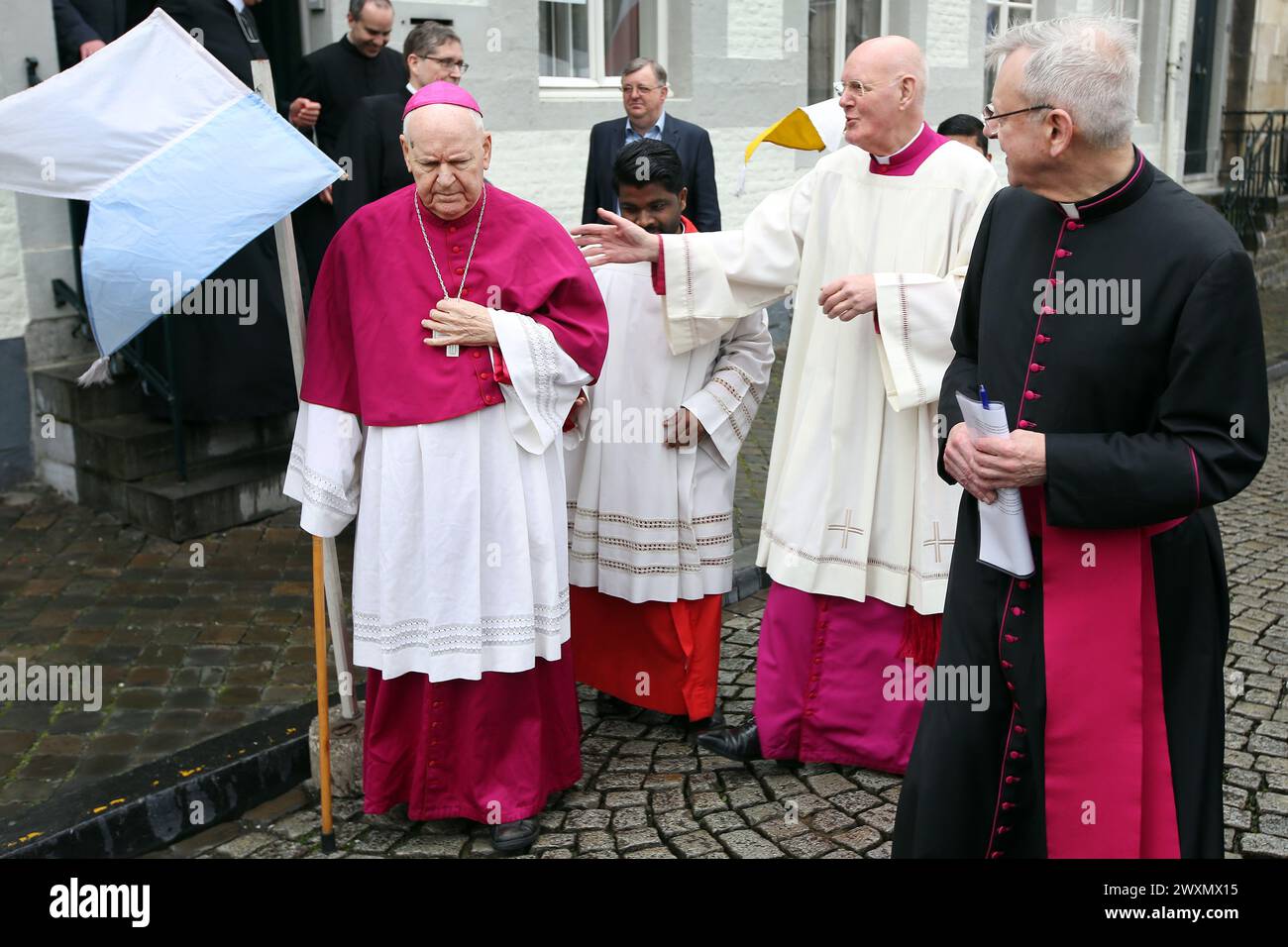 MAASTRICHT - Mgr Frans Wiertz, René Maessen et Jan Vries (l:NR) avant la célébration de l'Eucharistie et la procession subséquente à travers le centre-ville avec le sanctuaire contenant un morceau de l'os, une relique, de Sainte Bernadette Soubirous de Lourdes. Avec une visite de prière à la plus ancienne grotte de Lourdes aux pays-Bas sur Sint Pietersberg, qui célèbre son 150e anniversaire cette année, la procession a marqué le début d'une visite avec la relique du célèbre saint à travers les pays-Bas. ANP RAMON MANGOLD pays-bas Out - belgique Out Banque D'Images