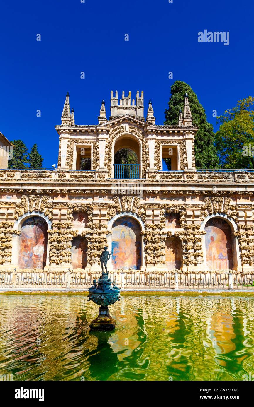 Fontaine de l'étang de Mercury et extérieur de la Galería del Grutesco (Galerie Grotto), Royal Alcázar de Séville, Espagne Banque D'Images