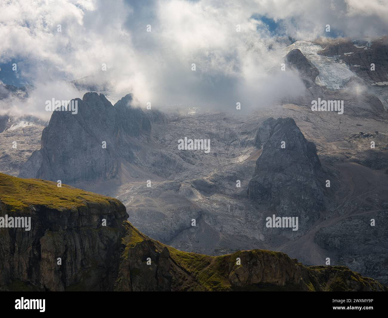 Vue panoramique du mont Marmolada et du glacier dans les Dolomites, en Italie, avec des sommets alpins enneigés et un paysage de haute altitude dramatique. Banque D'Images