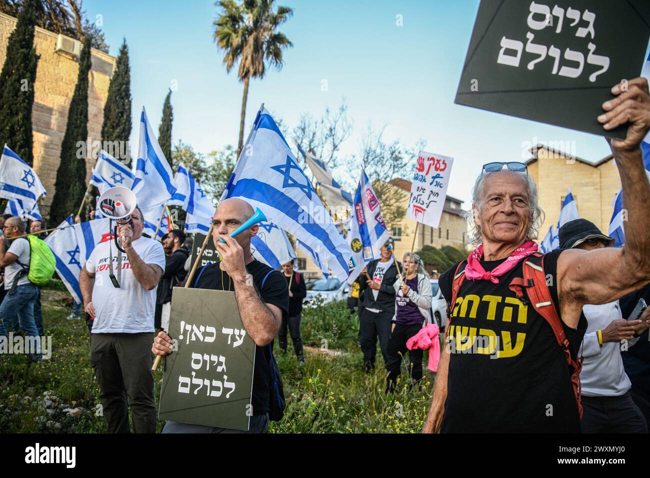 Jérusalem, Israël. 01st Apr, 2024. Les manifestants tiennent des drapeaux israéliens et des pancartes qui disent "C'est tout! Tout le monde devrait s'enrôler ». Des manifestants israéliens appelant à des élections générales immédiates, à un accord d'otages et à un recrutement orthodoxe pour les FDI ont manifesté devant la maison d'Aryeh Deri, président du parti Haredi Shas. Crédit : SOPA images Limited/Alamy Live News Banque D'Images