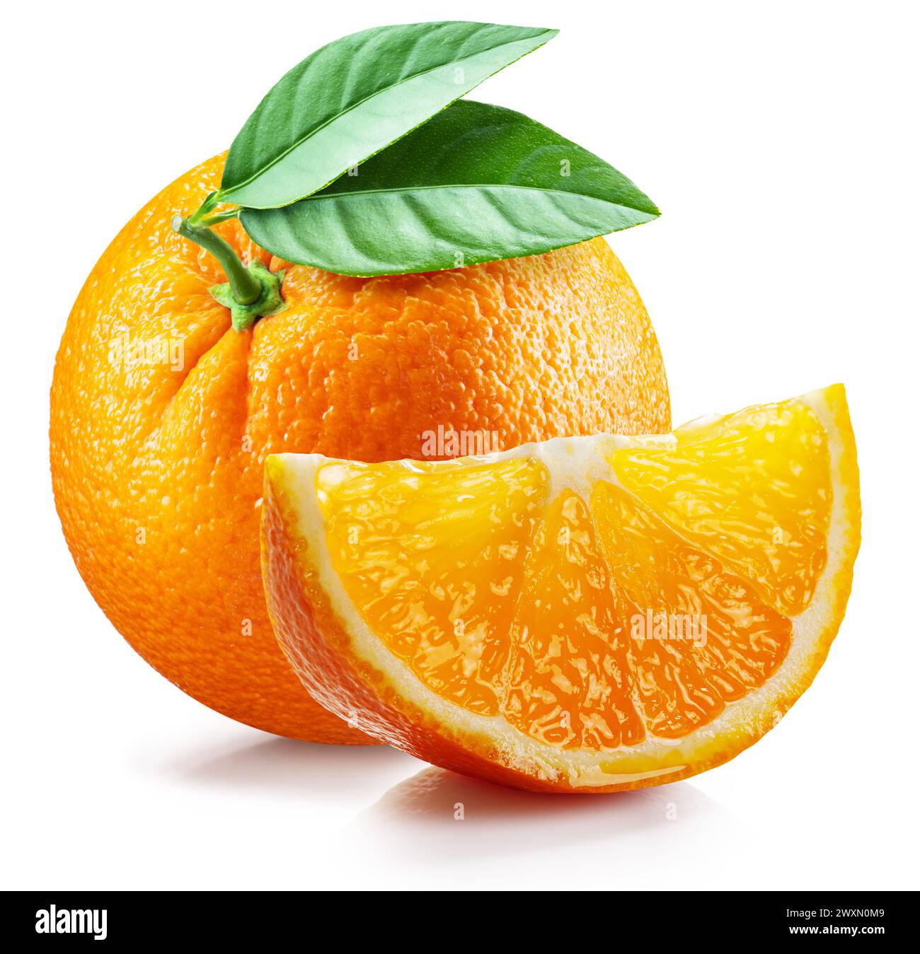 Fruit orange et tranche d'orange avec des feuilles vertes isolé sur fond blanc. Banque D'Images