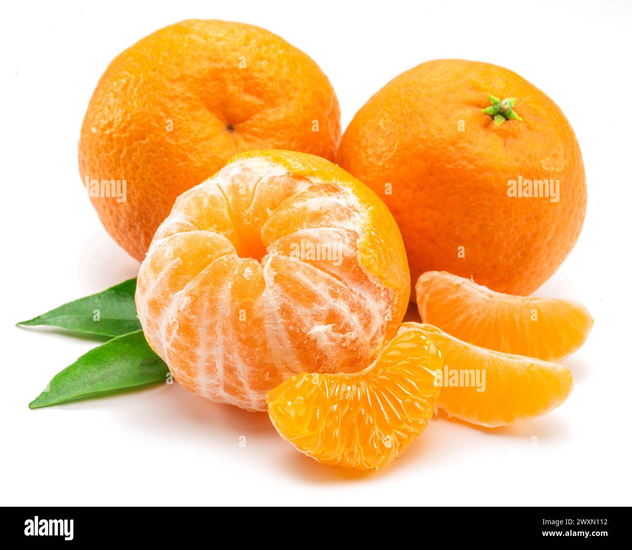 Mandarines mûres avec des feuilles et des tranches de mandarine sur fond blanc. Banque D'Images