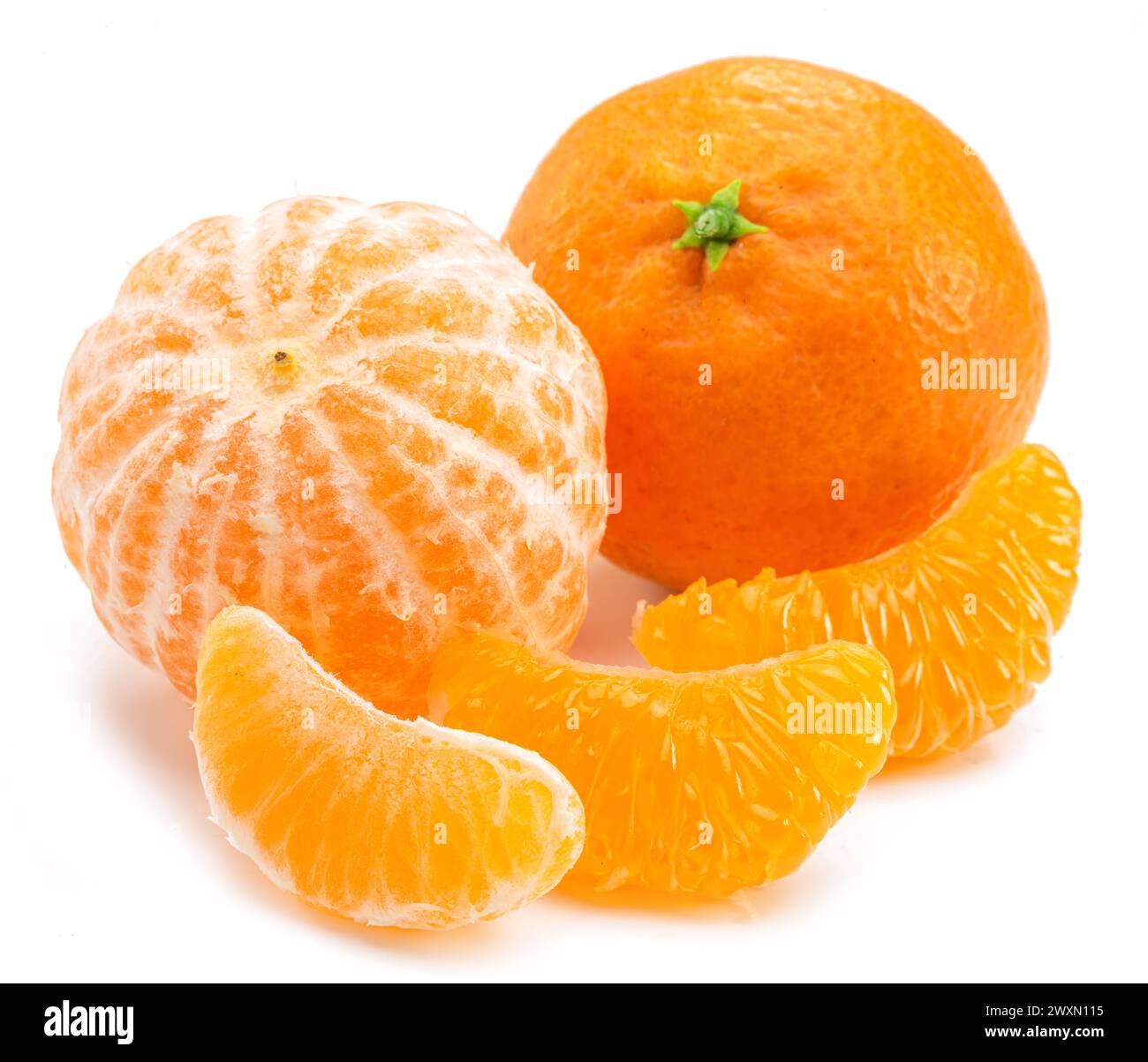 Mandarines mûres et tranches de mandarine sur fond blanc. Banque D'Images