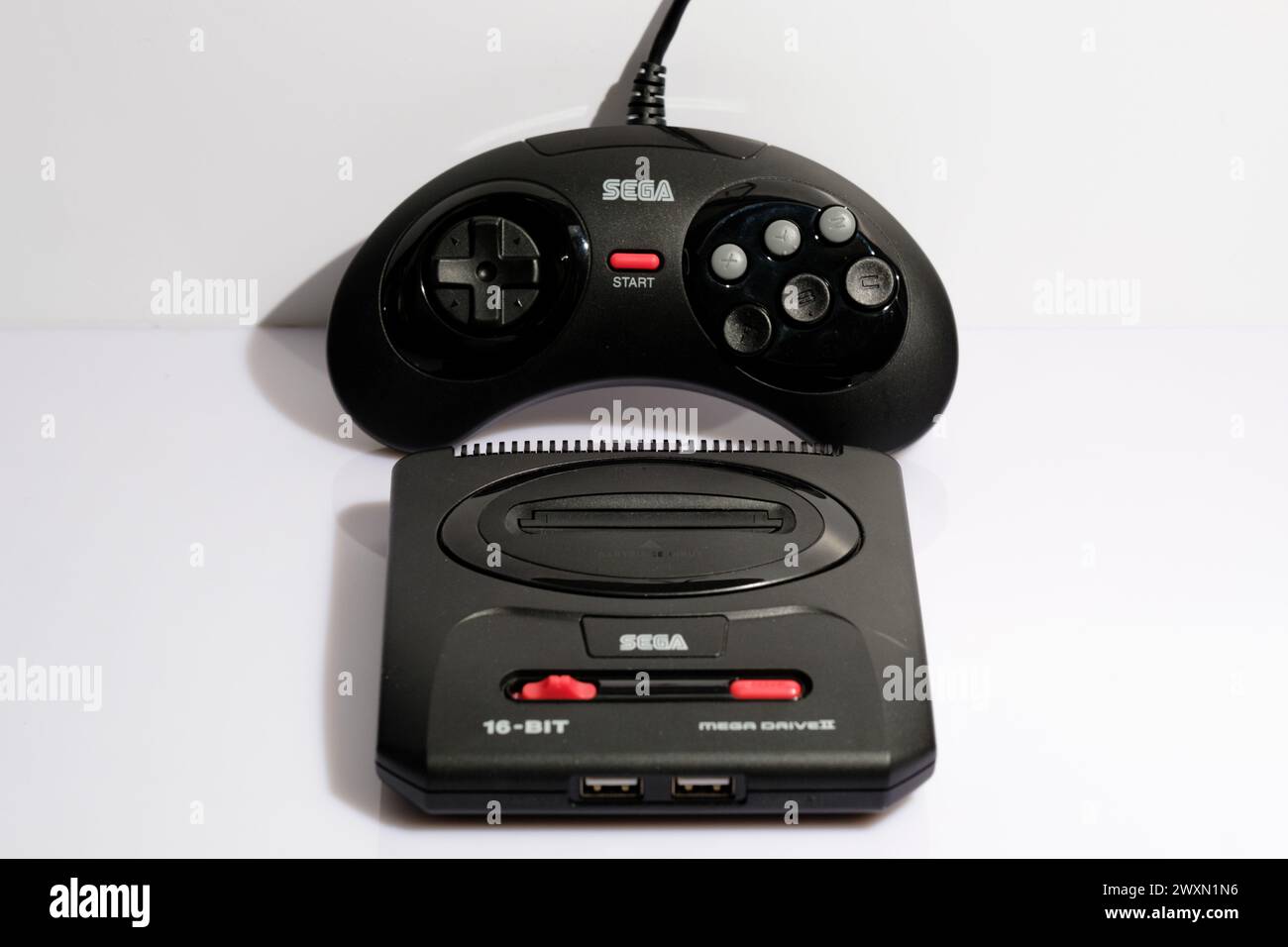 Newcastle UK : 21 Jan 2024 : un gros plan d'une mini console Sega Mega Drive II. Jeux rétro. Megadrive Banque D'Images