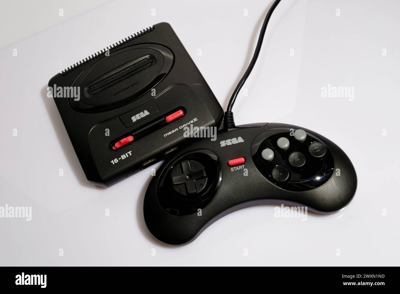 Newcastle UK : 21 Jan 2024 : un gros plan d'une mini console Sega Mega Drive II. Jeux rétro. Megadrive Banque D'Images