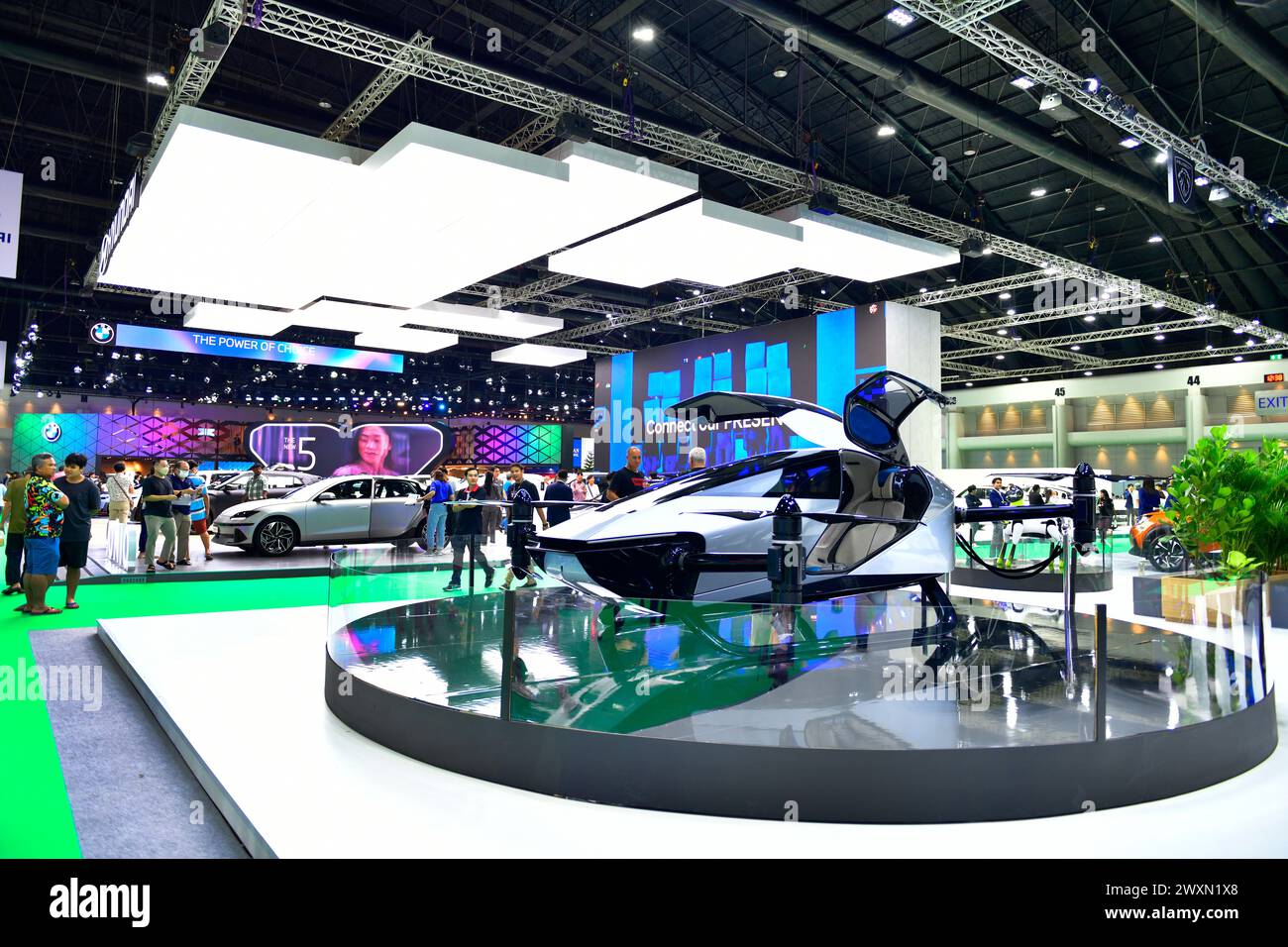 Thaïlande-27 mars 2024 : X-PENG apporte des véhicules volants intéressants à exposer. Il a la forme d'un drone au 45 e salon international de l'automobile de Bangkok en CH Banque D'Images