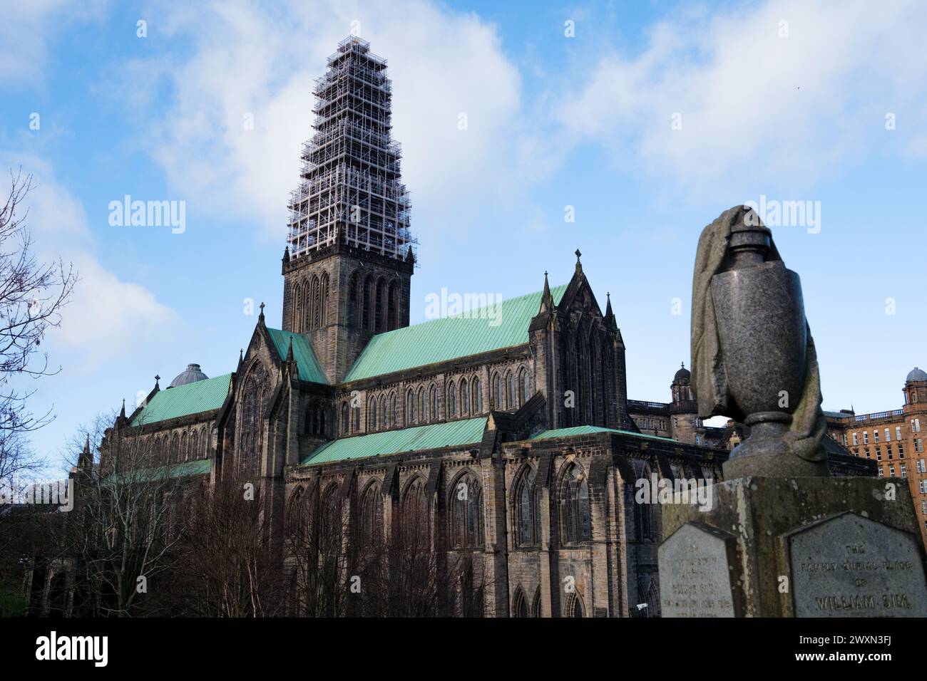 Glasgow Écosse : 12 février 2024 : Glasgow ville avec vue sur la cathédrale depuis la nécropole. Cathédrale de Glasgow en cours de restauration Banque D'Images