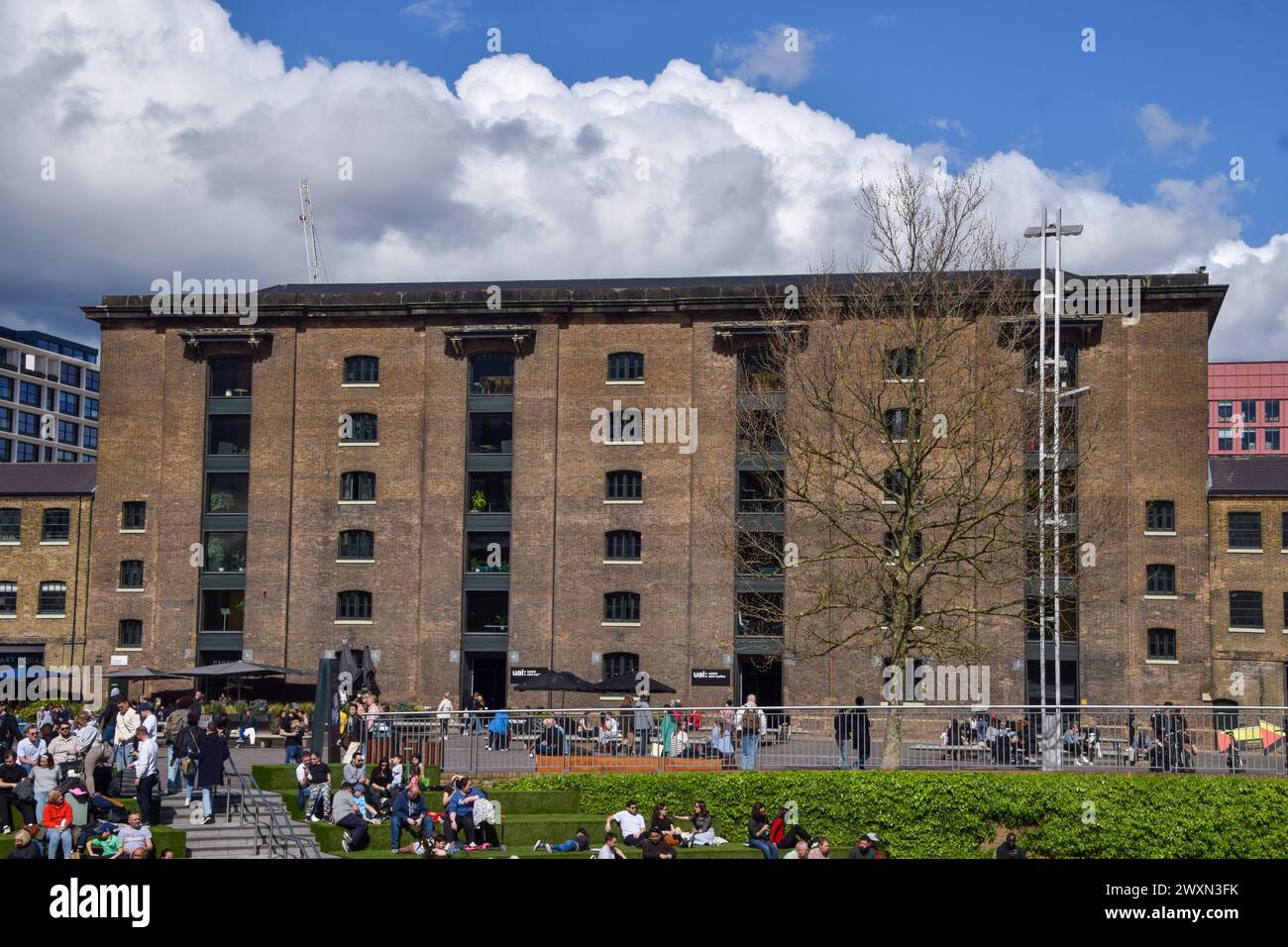 Londres, Royaume-Uni. 1er avril 2024. Centre de Saint Martins à Granary Square, King's Cross, vue extérieure. Crédit : Vuk Valcic / Alamy Banque D'Images
