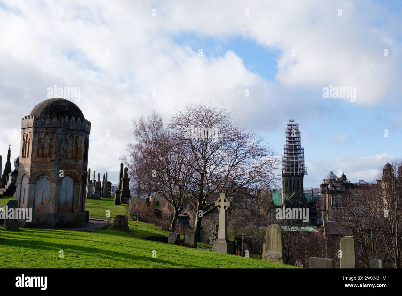 Glasgow Écosse : 12 février 2024 : Glasgow ville avec vue sur la cathédrale depuis la nécropole. Cathédrale de Glasgow en cours de restauration Banque D'Images