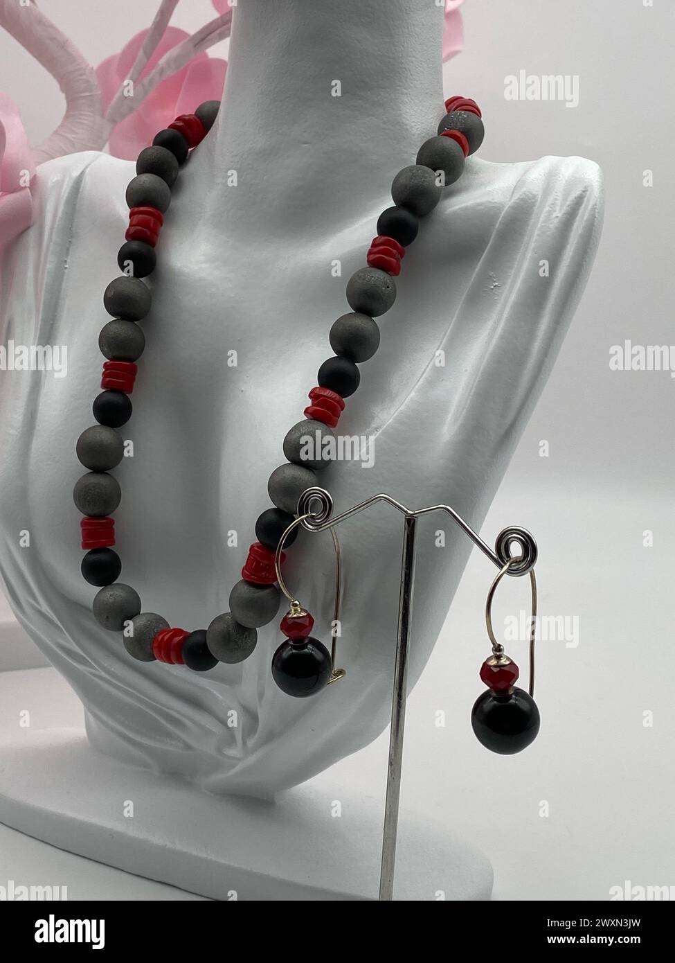 L'invention concerne un présentoir de bijoux avec collier et paires de boucles d'oreilles Banque D'Images