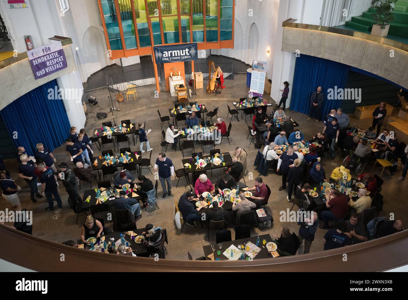 Berlin, Allemagne. 01st Apr, 2024. Les invités s'assoient pendant un brunch de Pâques pour les personnes sans maison à l'église de Genezareth dans le quartier de Neukölln. Crédit : Sebastian Christoph Gollnow/dpa/Alamy Live News Banque D'Images