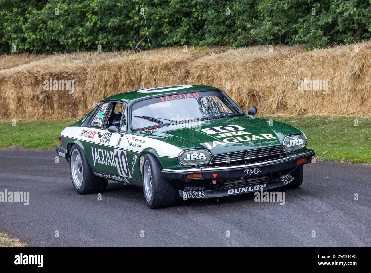 John Goss remporte la Jaguar XJS TWR Racing Bathurst 1984 au Goodwood Festival of Speed 2023, Sussex, Royaume-Uni Banque D'Images