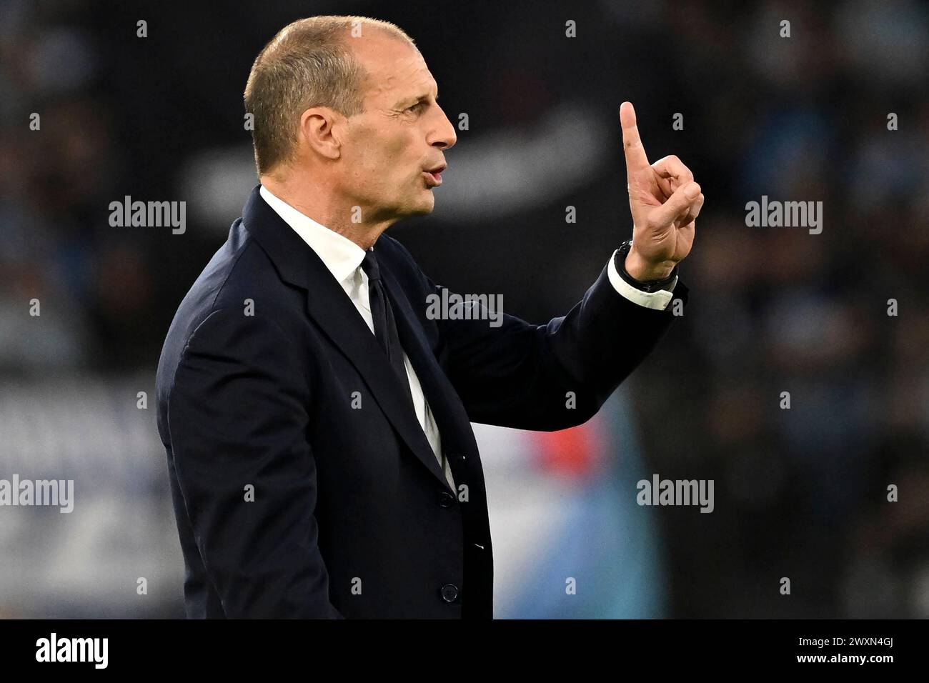 Massimiliano Allegri L'entraîneur-chef de la Juventus FC fait des gestes lors du match de Serie A entre la SS Lazio et la Juventus FC au stade Olimpico à Rome (Italie), le 30 mars 2024. Banque D'Images