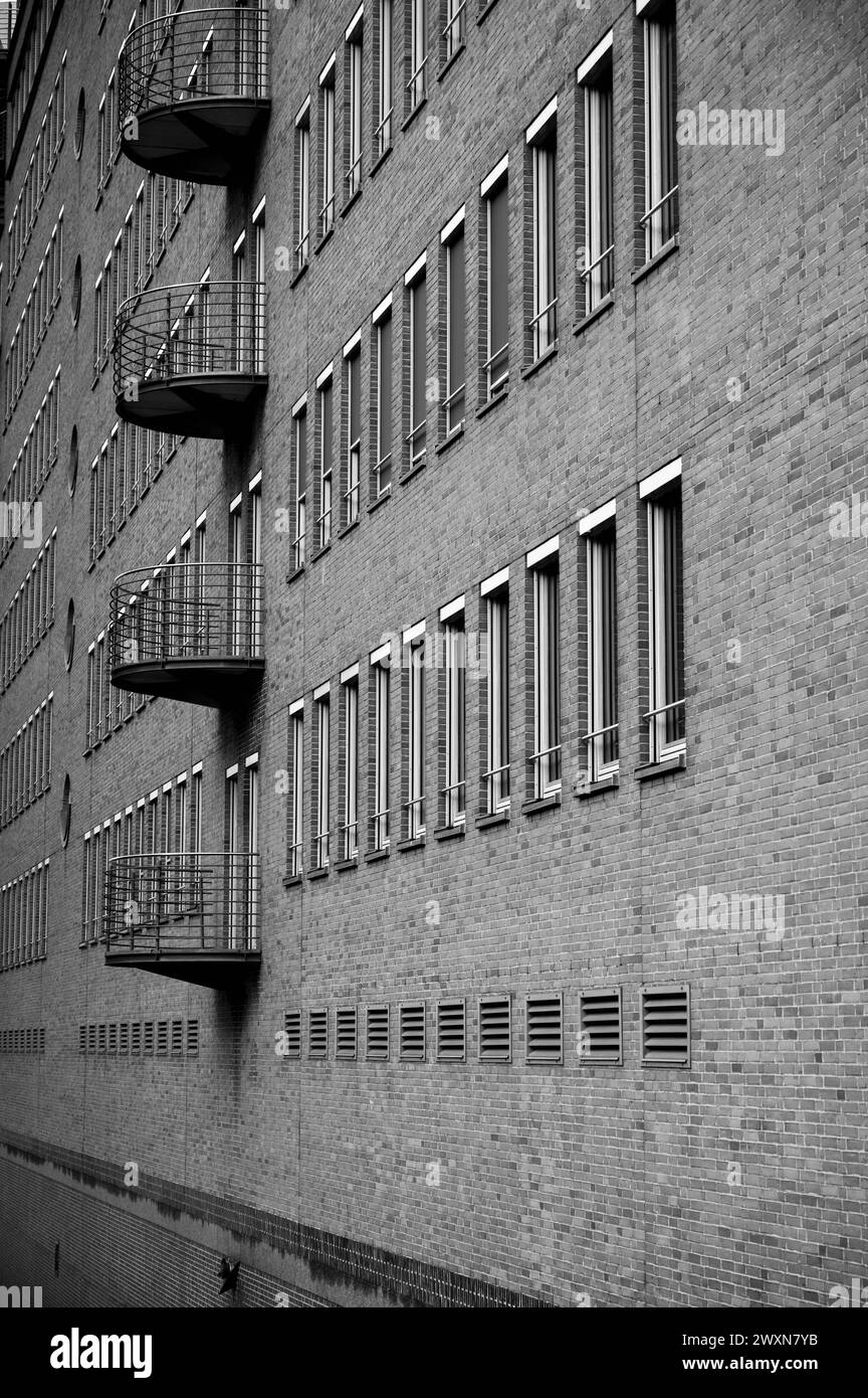 Une photo en niveaux de gris d'un mur de briques avec balcons. La Speicherstadt de Hambourg Banque D'Images