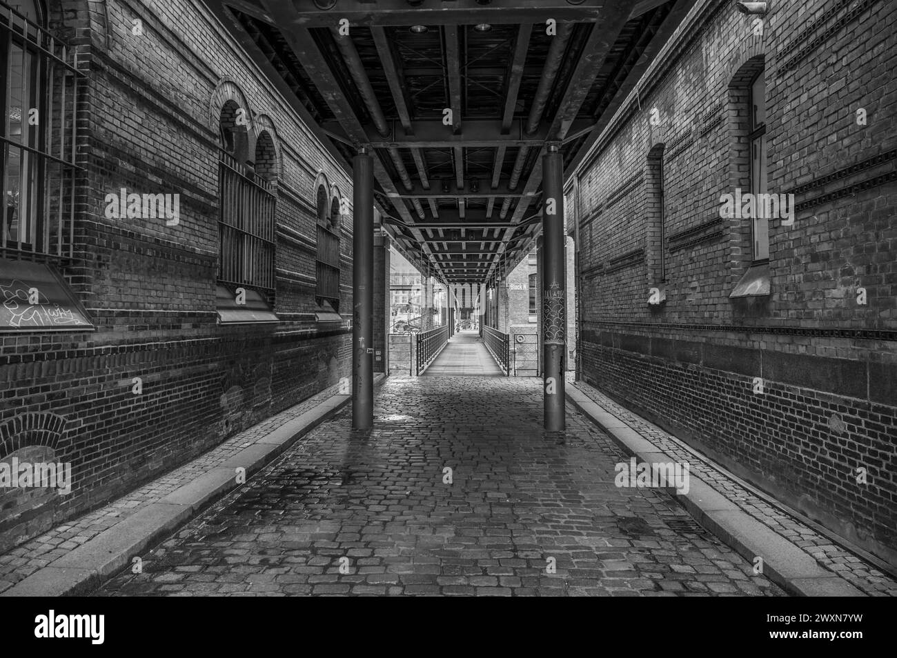 Une photo monochrome du pont dans la Speicherstadt de Hambourg Banque D'Images