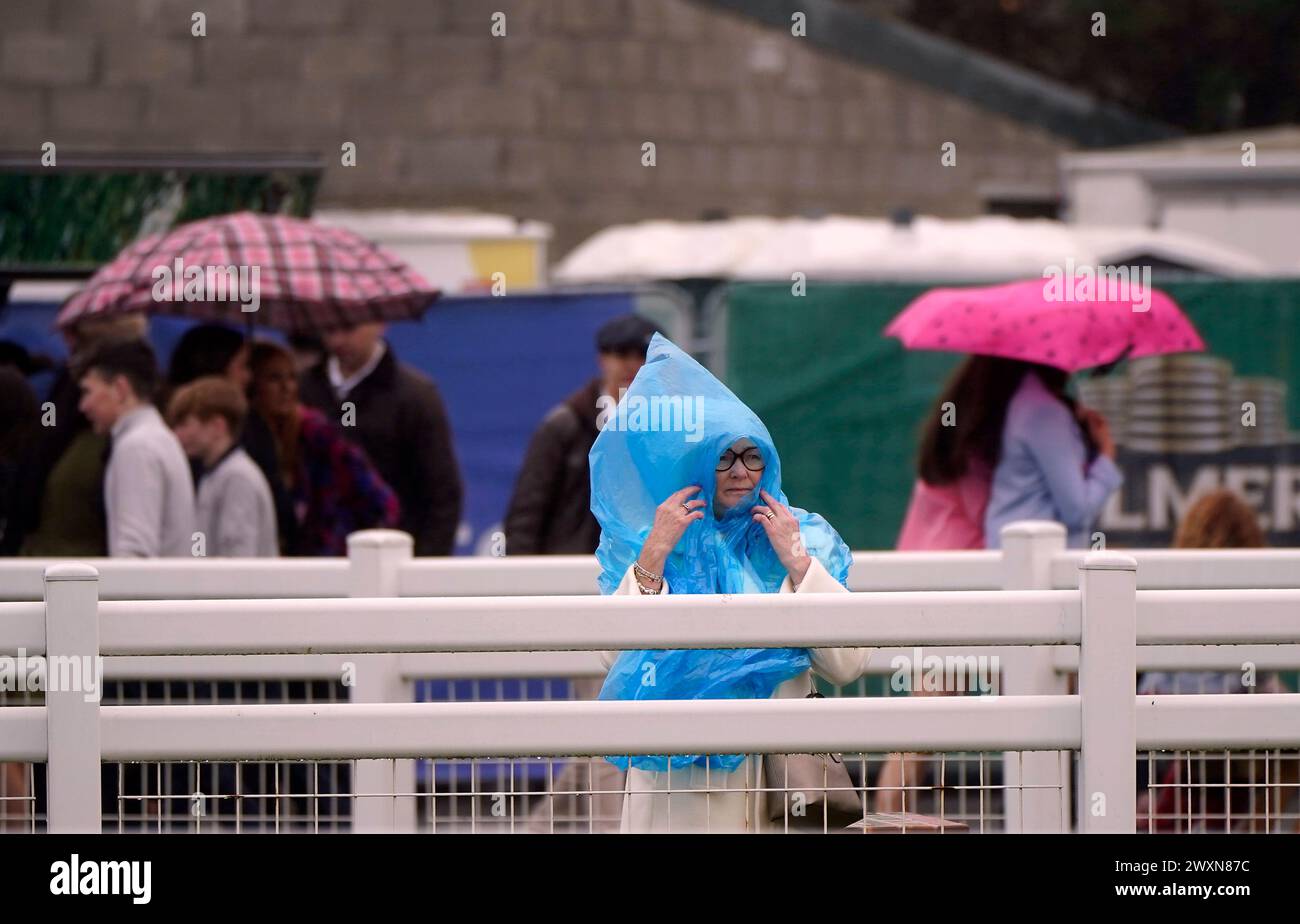 Les amateurs de courses s'abritent de la pluie lors du Fairyhouse Easter Festival 2024 à Fairyhouse Racecourse dans le comté de Meath, Irlande. Date de la photo : lundi 1er avril 2024. Banque D'Images