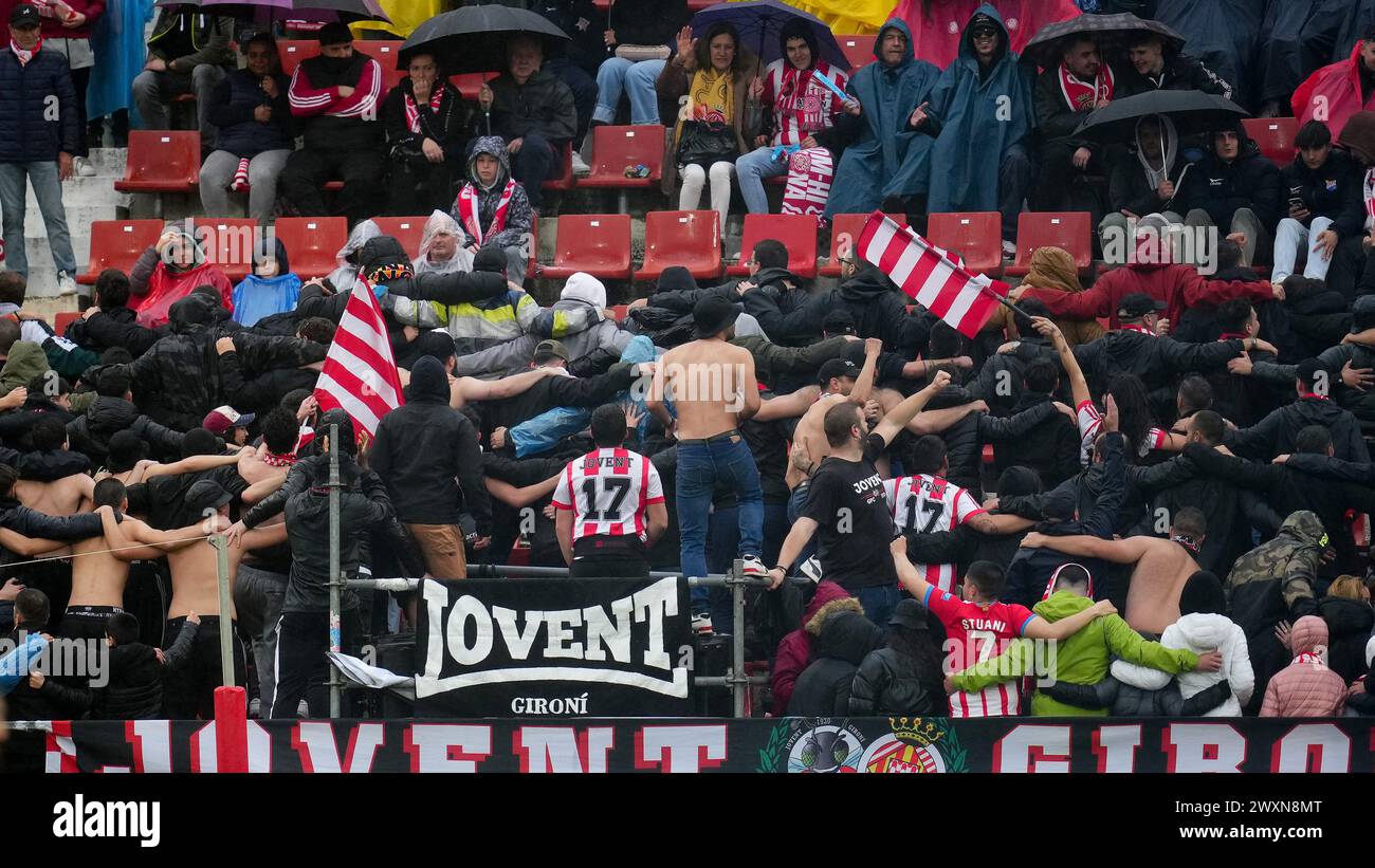 Les fans du Girona FC lors du match la Liga EA Sports entre le Girona FC et le Real Betis ont joué au stade Montilivi le 31 mars 2024 à Gérone, en Espagne. (Photo de Bagu Blanco / PRESSINPHOTO) Banque D'Images