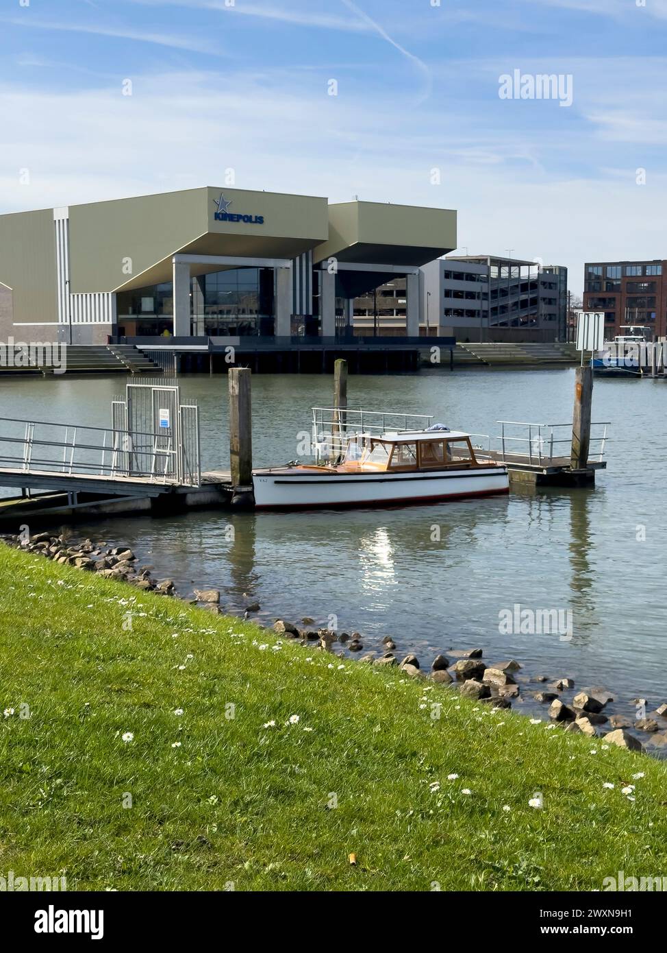 Dordrecht, pays-Bas - 19 mars 2024 : vue captivante de l'autre côté de la rivière Wantij, le complexe cinématographique Kinepolis de Dordrecht se dresse comme un pré Banque D'Images