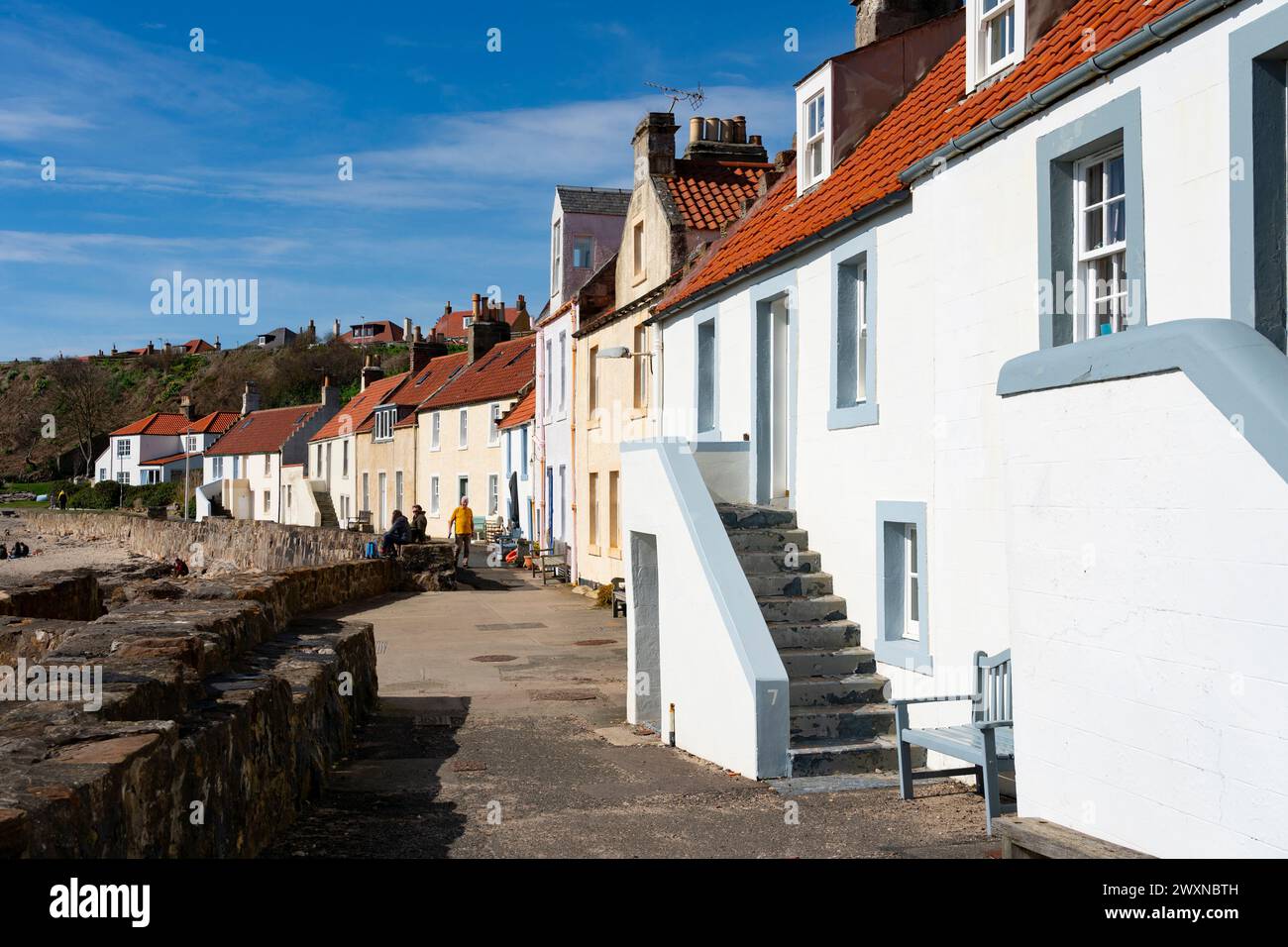 Vue sur les vieilles maisons et la rue étroite Mid Shore à Pittenweem, East Neuk de Fife, Écosse, Royaume-Uni Banque D'Images