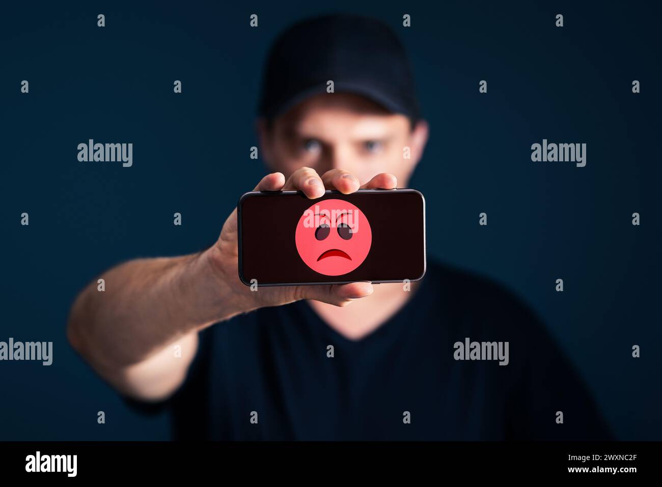 Client en colère et client se plaignant. Mauvaise plainte de service avec le téléphone. Commentaires haineux en ligne sur les médias sociaux par le cyber-intimidateur ou le troll d'Internet. Banque D'Images