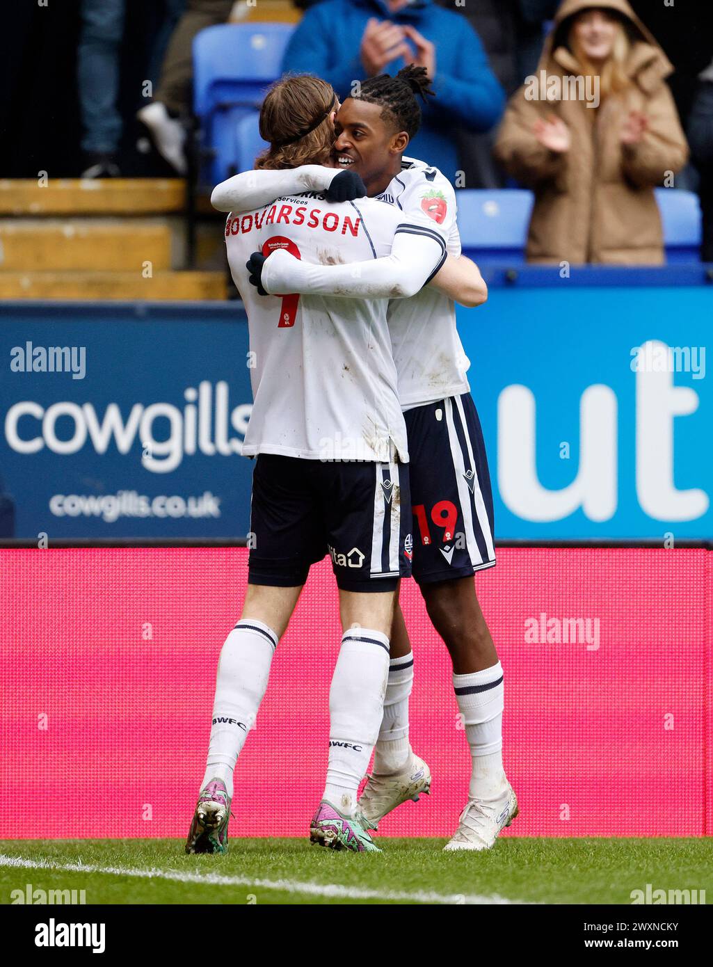 Jon Daoi Boovarsson de Bolton Wanderers (à gauche) célèbre avoir marqué le troisième but de son équipe avec son coéquipier Paris Maghoma lors du match Sky Bet League One au Toughsheet Community Stadium de Bolton. Date de la photo : lundi 1er avril 2024. Banque D'Images