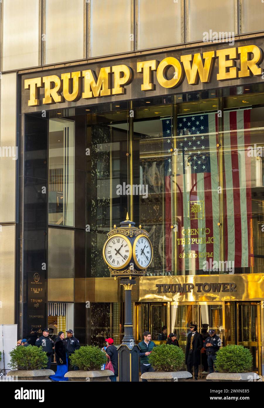 La façade du bâtiment Trump Tower 721–725 Fifth Avenue dans le quartier Midtown Manhattan de New York, Banque D'Images