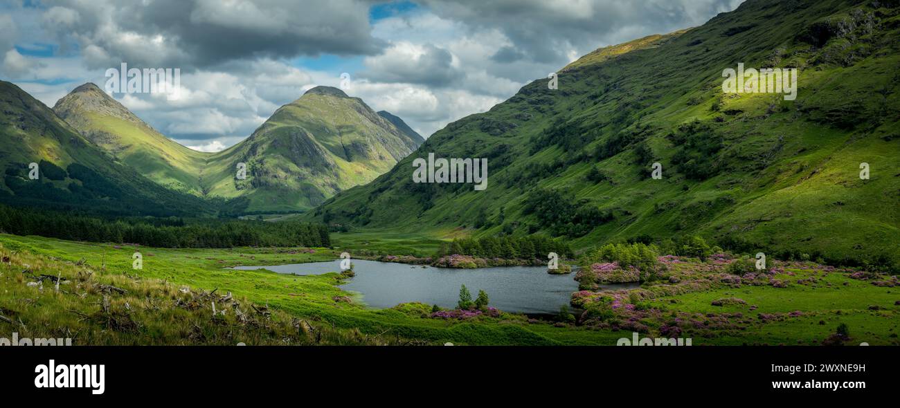 Lochan URR, Glen Etive : un loch serein entouré de collines vallonnées, capturant l'essence tranquille des Highlands écossais. Banque D'Images