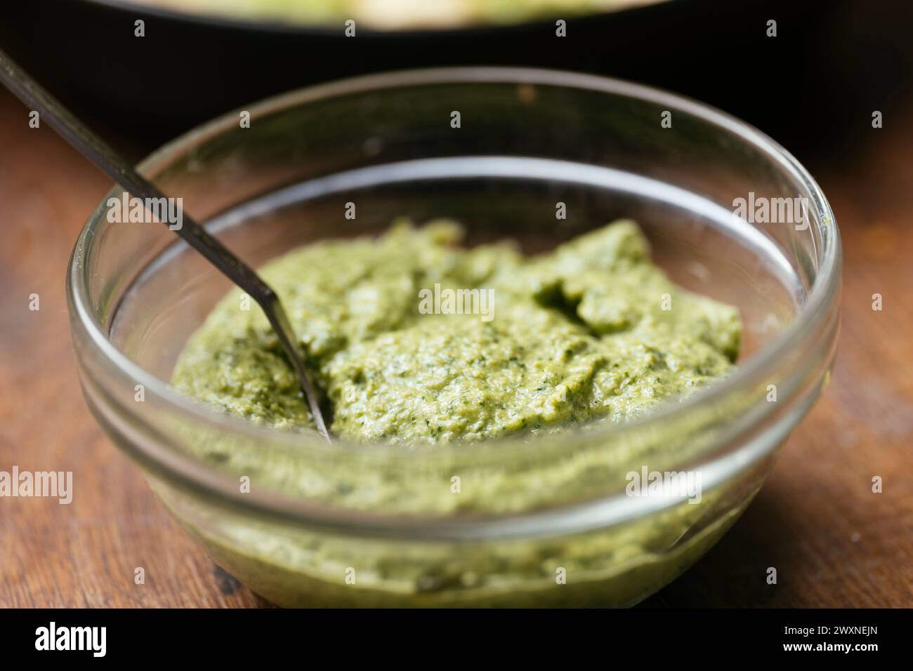 Bol avec un pesto à l'ail sauvage végétalien fait maison. Banque D'Images