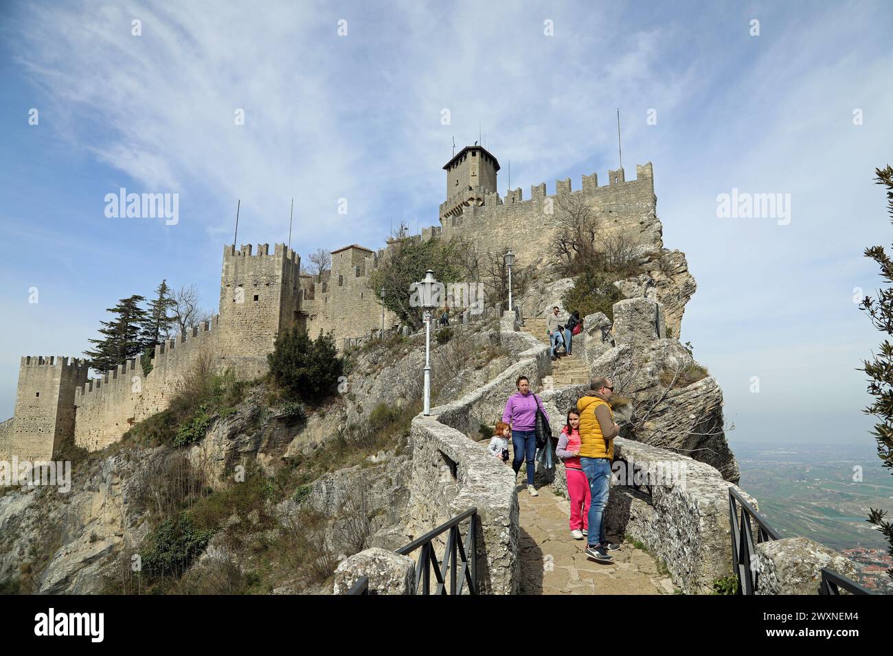 Les touristes descendent de la première tour à Monte Titano à Saint-Marin Banque D'Images