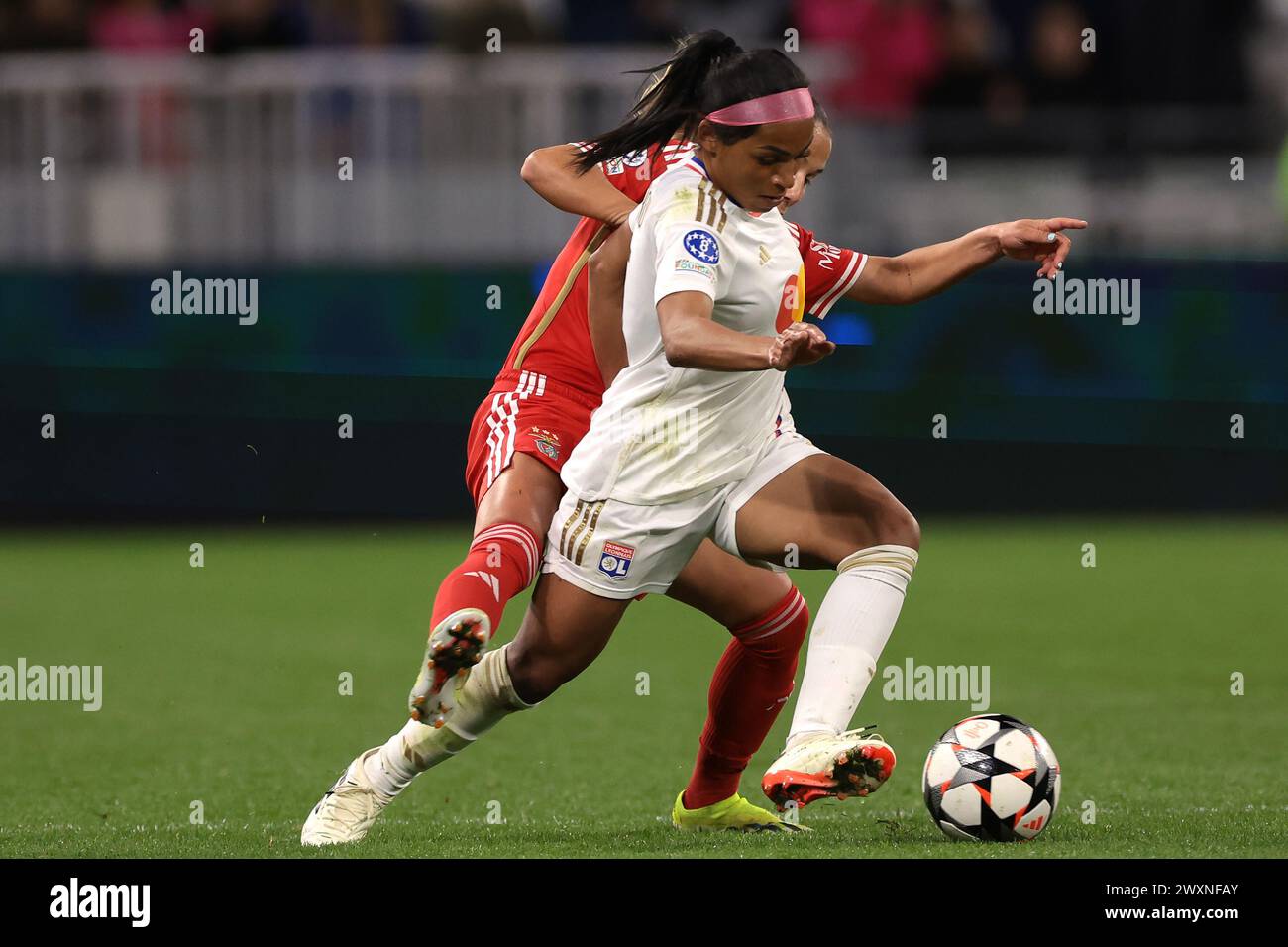 Lyon, France. 27 mars 2024. Lucia Alves du SL Benfica s'affronte à Perle Morroni de Lyon lors du match de l'UEFA Womens Champions League à l'OL Stadium de Lyon. Le crédit photo devrait se lire : Jonathan Moscrop/Sportimage crédit : Sportimage Ltd/Alamy Live News Banque D'Images