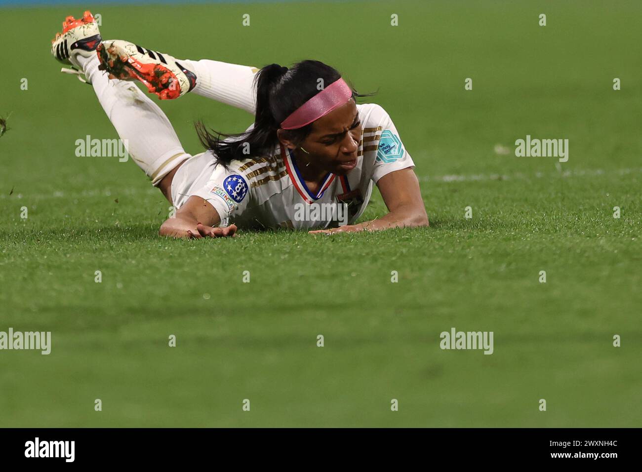 Lyon, France. 27 mars 2024. Perle Morroni de Lyon s'écrase au sol lors du match de l'UEFA Womens Champions League au OL Stadium de Lyon. Le crédit photo devrait se lire : Jonathan Moscrop/Sportimage crédit : Sportimage Ltd/Alamy Live News Banque D'Images