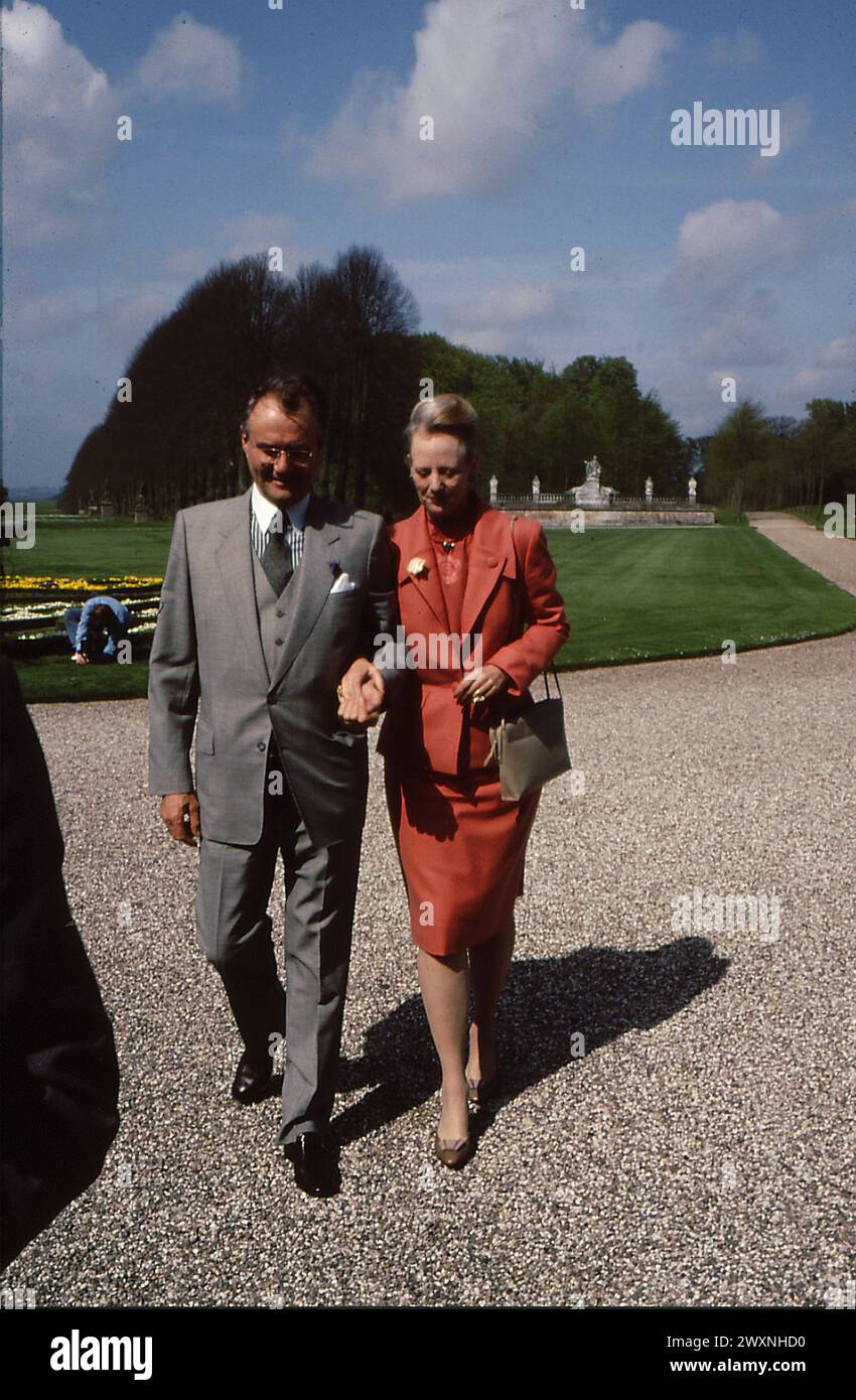Fredensborg/Danemark./an 1992/.M.HResidence à Fredensborg.et le prince Hnerik rencontrent la presse pour prendre des photos de leur jubilé de mariage de 25 ans lors d'une visite à pied dans le jardin de Freensbroig au palais de Fredensborg en République fédérale de Yougoslavie à Denamrk.(Photo..Francis Dean/Dean Pictures) Banque D'Images