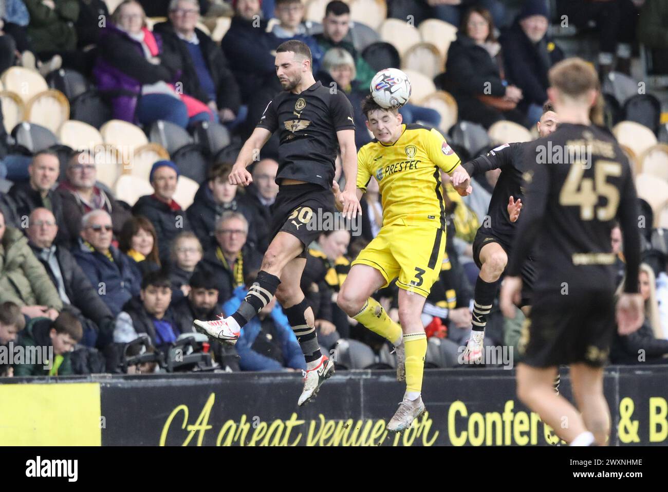 Adam Phillips de Barnsley et Steve Seddon de Burton Albion se battent pour le ballon lors du match Sky Bet League 1 Burton Albion vs Barnsley au Pirelli Stadium, Burton upon Trent, Royaume-Uni, 1er avril 2024 (photo par Alfie Cosgrove/News images) Banque D'Images